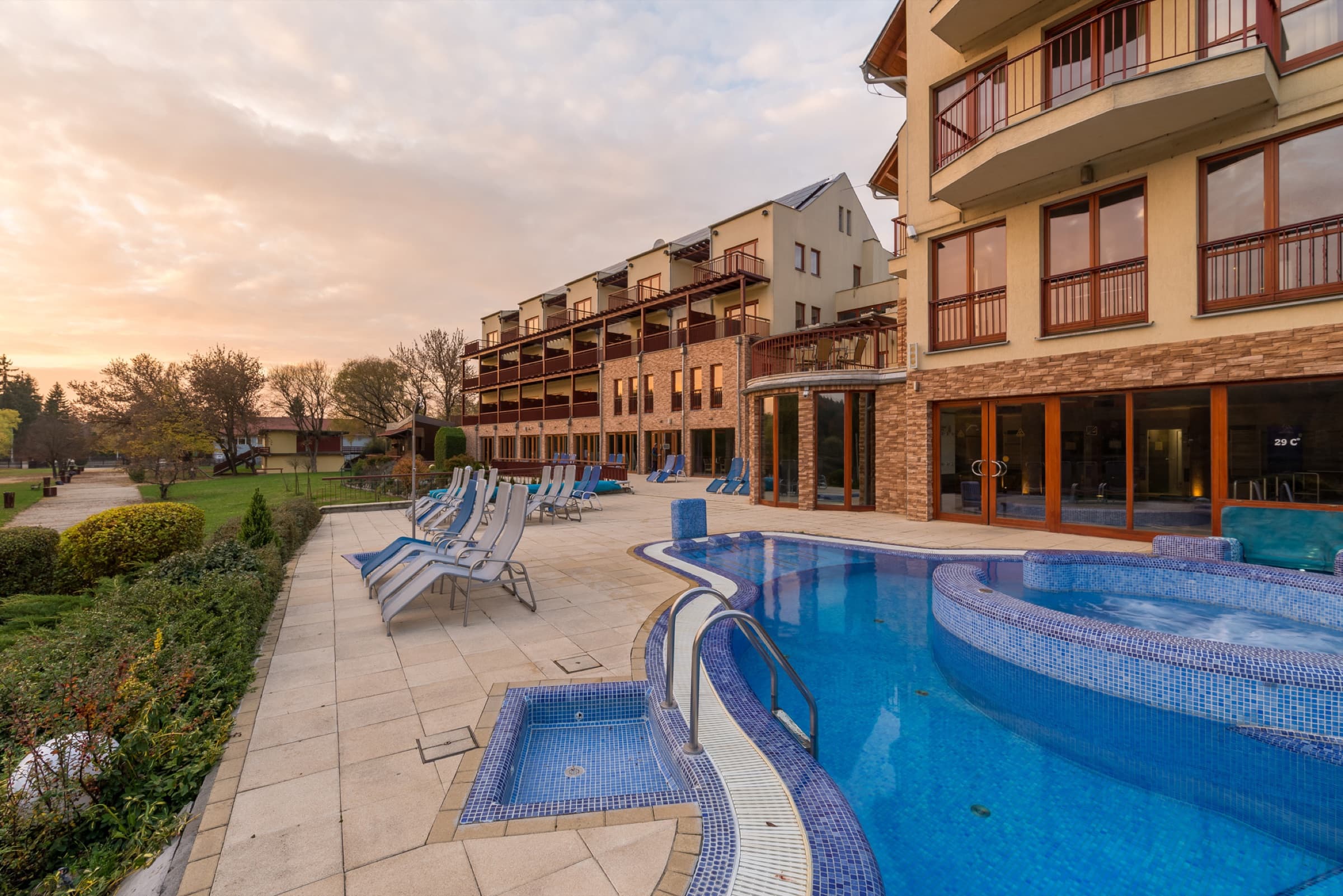 Kültéri wellnessmedence a Tó Wellness Hotelben